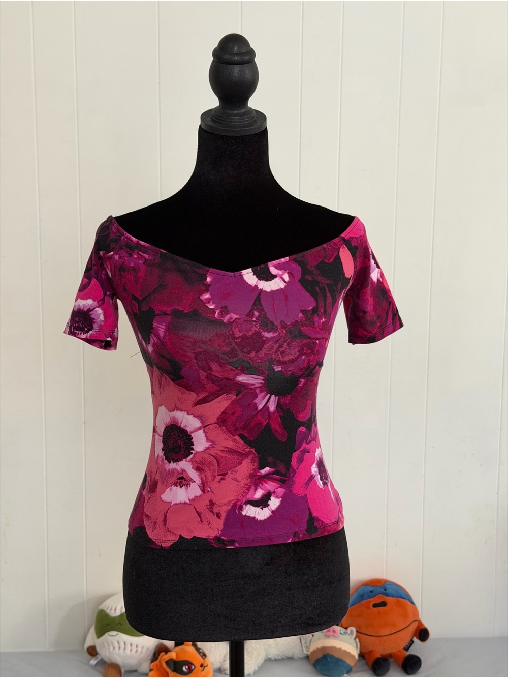 Women’s Off-Shoulder Floral Top in Fuchsia Pink size XS